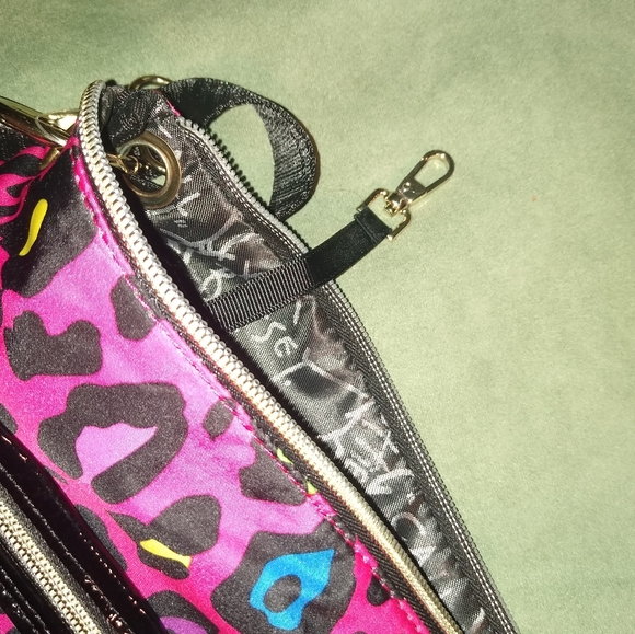 Betsey Johnson Crossbody Bag Fuscha Leopard Print NWOT Lots Of Storage Hot Pink - Picture 7 of 11